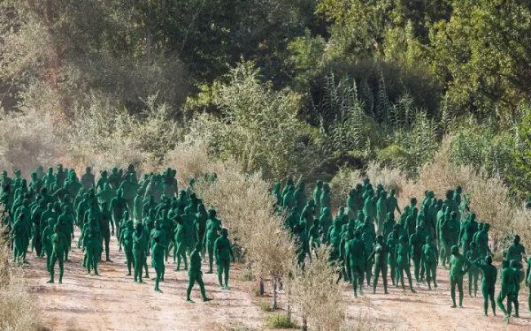 ¿Qué hacen 1.000 personas desnudas en un olivar?: la curiosa acción de Cervezas Alhambra por su centenario