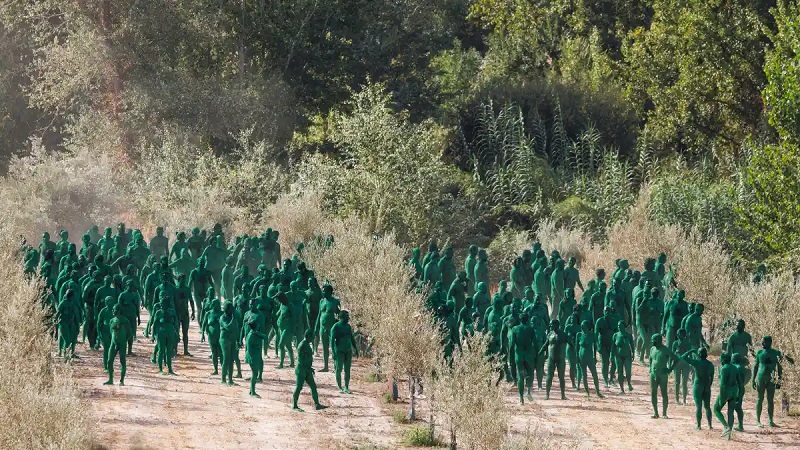 ¿Qué hacen 1.000 personas desnudas en un olivar?: la curiosa acción de Cervezas Alhambra por su centenario