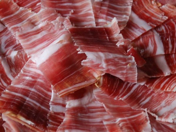 Guijuelo desata la «guerra del jamón low cost» al flexibilizar el estándar del ibérico