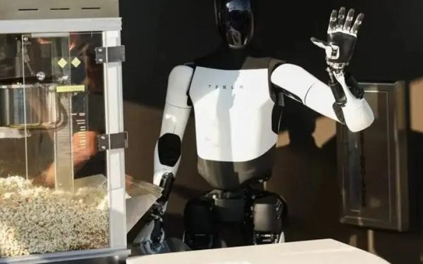 Esta es la historia de Optimus, el robot humanoide que ocupa un lugar central en los planes de crecimiento de Elon Musk para Tesla