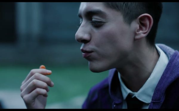 Este cómico spot relata la odisea de Cosa, la mascota de Miércoles, para abrir una bolsa de Cheetos