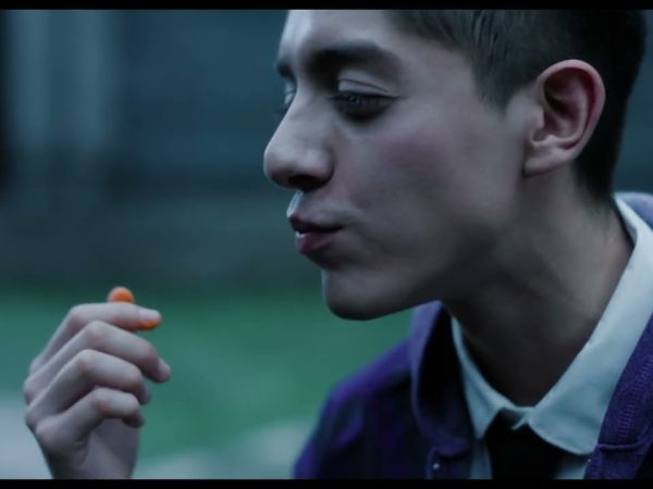 Este cómico spot relata la odisea de Cosa, la mascota de Miércoles, para abrir una bolsa de Cheetos