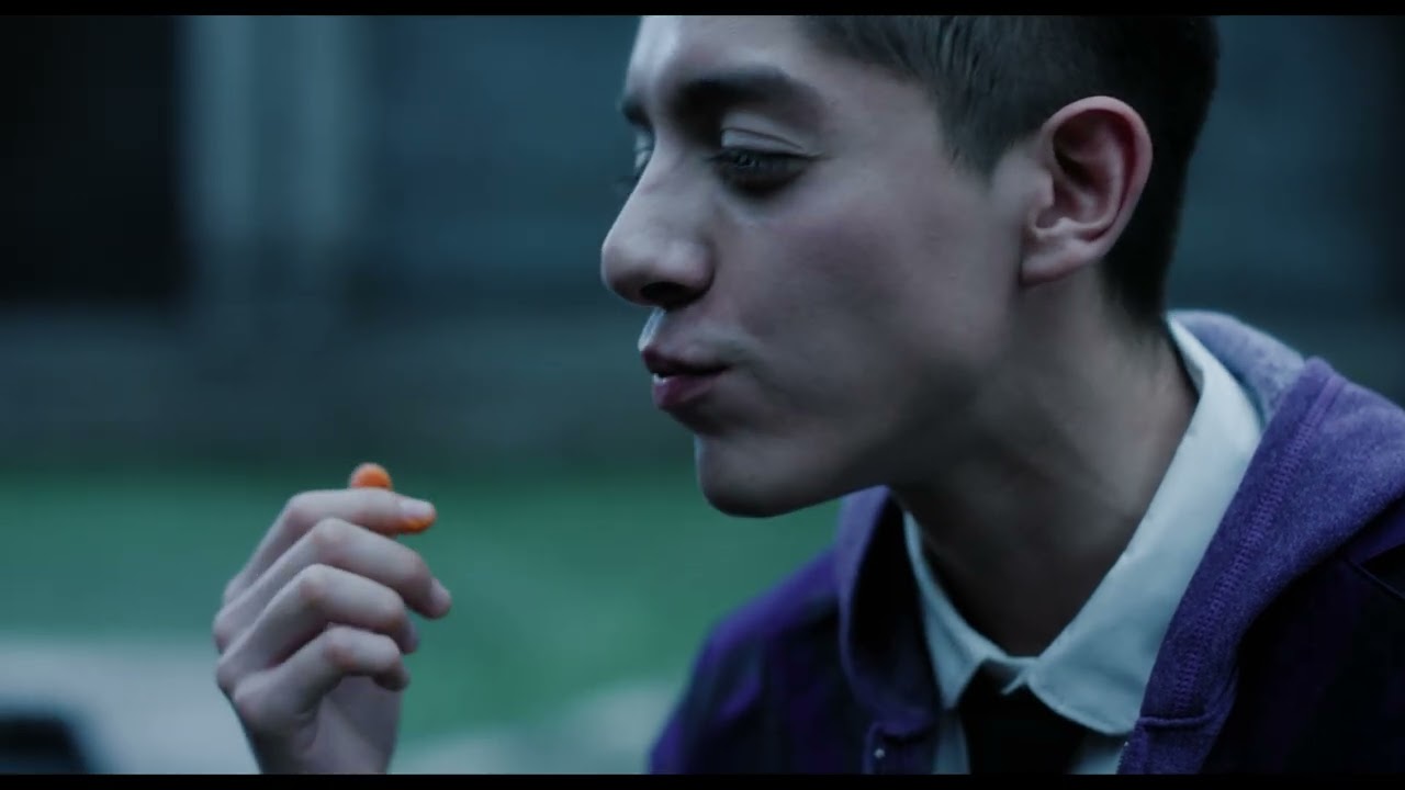 Este cómico spot relata la odisea de Cosa, la mascota de Miércoles, para abrir una bolsa de Cheetos